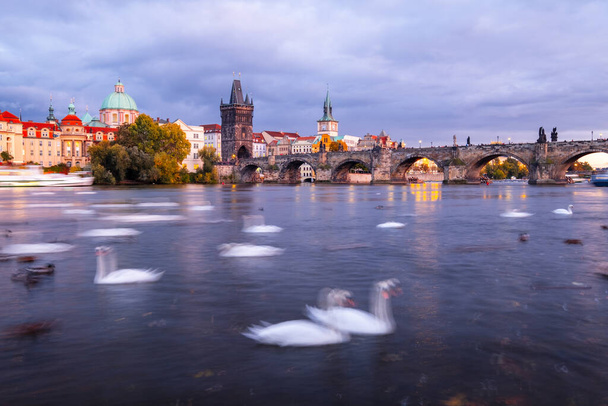 Piękny widok na Stare Miasto i Most Karola wzdłuż rzeki Wełtawy o zachodzie słońca w Pradze, Czechy - Zdjęcie, obraz