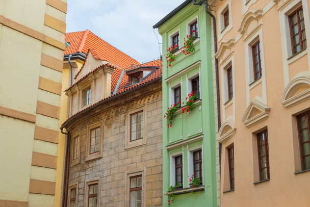 Viejas hermosas casas coloridas en acogedoras calles estrechas en Praga, República Checa - Foto, imagen