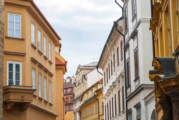 Viejas hermosas casas coloridas en acogedoras calles estrechas en Praga, República Checa - Foto, imagen