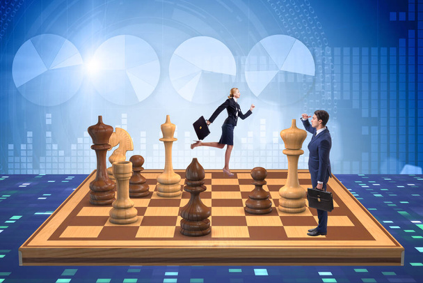 Бізнесмен у великій шаховій дошці в концепції стратегії
 - Фото, зображення