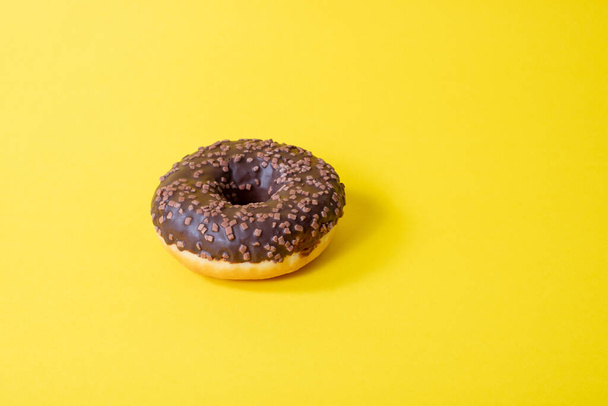 Värikäs herkullisia donitseja sokeri lasite päälle keltaisella pohjalla - Valokuva, kuva