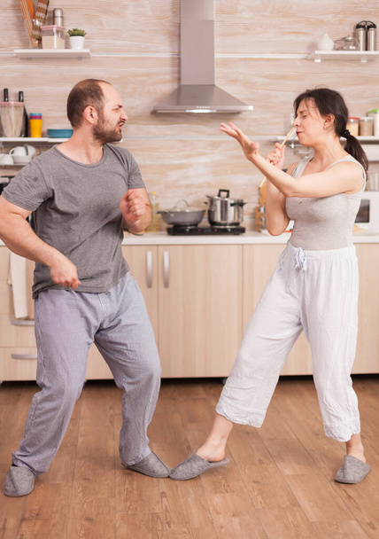 Positivo alegre loca pareja bailando - Foto, Imagen