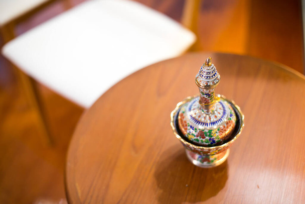 Graal budista, jarro de ouro para derramar água cerimonial em buddha - Foto, Imagem