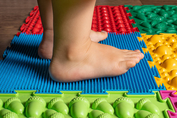 Prevención de pies planos en niños, masaje de pies. - Foto, Imagen