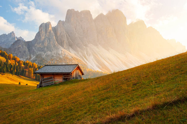 ドロミテのセケダ山脈、トレンティーノ・アルト・アディジェ、ヴァル・ディ・フネス渓谷、イタリアの南チロル、ヨーロッパの背景にあるオンドル山脈のふもとの美しい秋の色 - 写真・画像