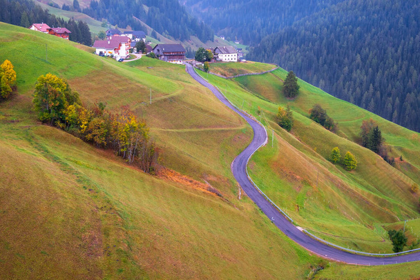 Typowy piękny krajobraz Dolomitów, Dolina Val di Funes w tle z górami Odle we Włoszech - Zdjęcie, obraz