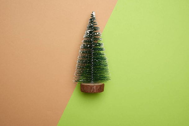 christmas decor green tree on colored surface, minimalism, top view - Фото, зображення