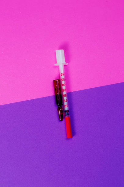 Injectable medications in sealed vials and a disposable plastic medical syringe - Foto, afbeelding
