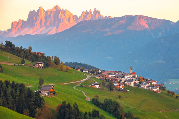 丘の上の居心地の良い小さな山の村、イタリアのセケダのピークを背景にドロマイトの山々 - 写真・画像