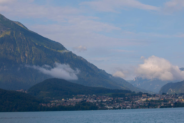 Jezero Thun v blízkosti města Spietz, Interlaken, Švýcarsko, fotografoval za jasného dne, zatímco na lodi prohlídka jezera v polovině zimy. - Fotografie, Obrázek