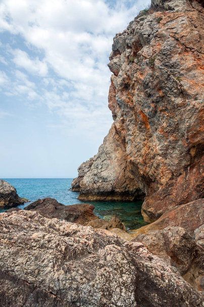 Skaliste wybrzeże i groty Morza Śródziemnego, Alanya w Turcji - Zdjęcie, obraz