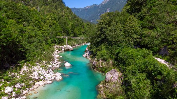 Vista aérea del río azul turquesa Soca (Isonzo) y puente de madera cerca de Bovec en los Alpes Julianos en Eslovenia - Foto, imagen