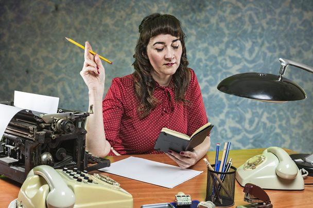Sekretärin im Büro mit Bleistift in der Hand blickt auf ihre n - Foto, Bild