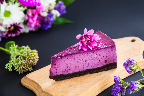 Homemade cheesecake with fresh blueberries and mint for dessert - healthy organic summer dessert pie cheesecake. Creative atmospheric decoration. - Fotoğraf, Görsel