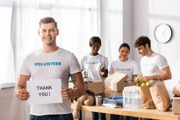 Foco seletivo do cartão de retenção voluntário com letras de agradecimento no centro de caridade  - Foto, Imagem