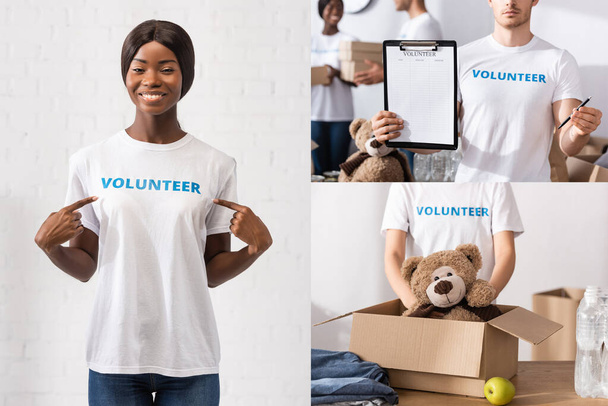 Коллаж мультиэтнических добровольцев, указывающих пальцами на футболку, держащих планшет и кладущих мягкую игрушку в пакет в благотворительном центре  - Фото, изображение