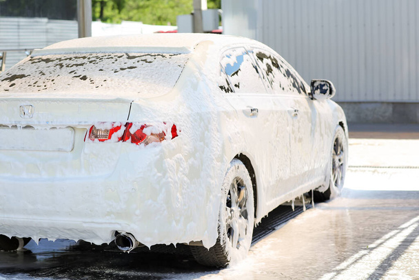 現代の自動車の泡で車の洗浄 - 写真・画像