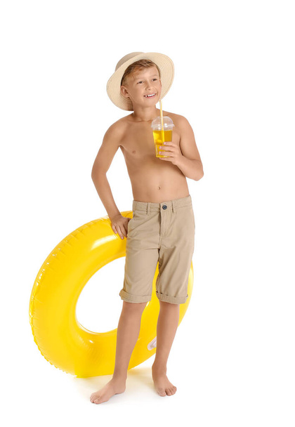 Schattig jongetje met opblaasbare ring en cocktail op witte achtergrond - Foto, afbeelding