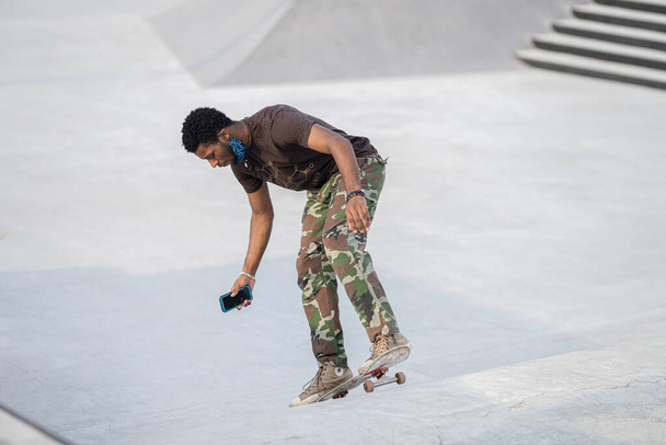 Detroit, Michigan, Estados Unidos 20.07.2020: Patinadores y ciclistas practican trucos en un skatepark al aire libre durante el virus Corona en Detroit. - Foto, Imagen