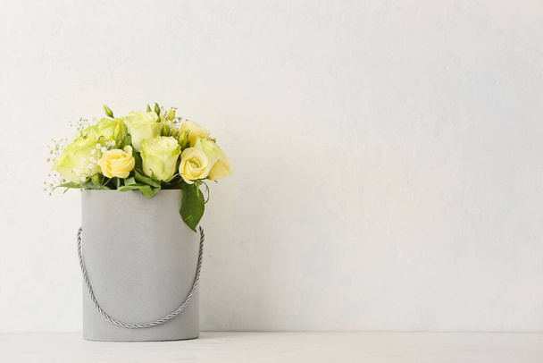 Μπουκέτο με όμορφα λουλούδια στο φως φόντο - Φωτογραφία, εικόνα