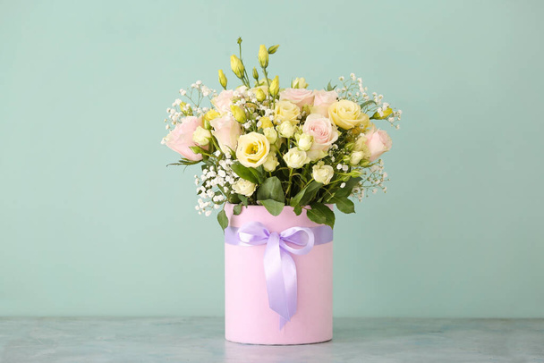 Букет красивых цветов на столе - Фото, изображение