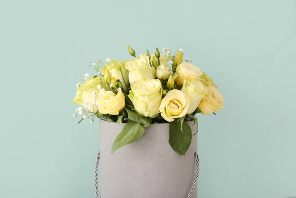 Boeket van mooie bloemen op kleur achtergrond - Foto, afbeelding