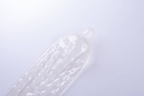 Preservativo de látex sobre fundo branco - Foto, Imagem