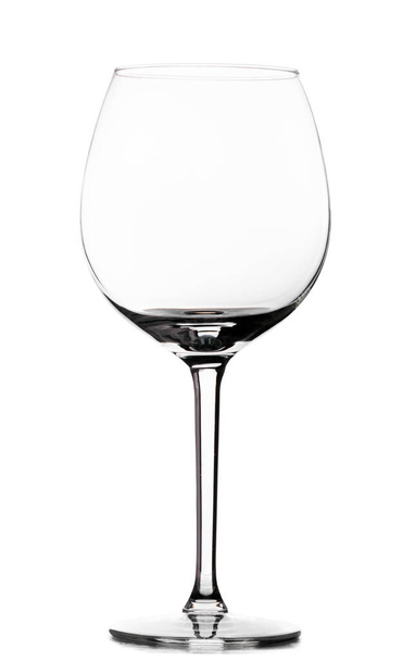 Пустой красный бокал вина изолированы на белом фоне - Фото, изображение