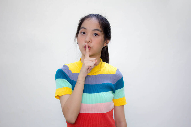 Ασία thai έφηβος χρώμα t-shirt όμορφο κορίτσι σιωπηλά - Φωτογραφία, εικόνα