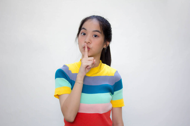 azië thai tiener kleur t-shirt mooi meisje geruisloos - Foto, afbeelding