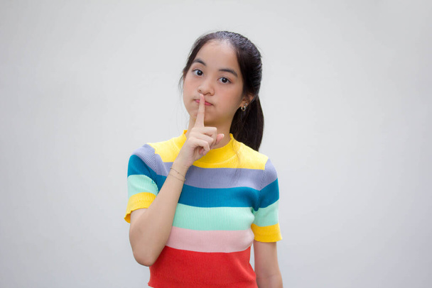 azjatyckie tajski nastolatek kolor t-shirt piękna dziewczyna cicho - Zdjęcie, obraz