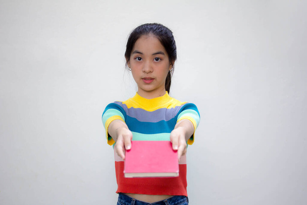 asiático tailandés adolescente color camiseta hermosa chica mostrar un libro - Foto, imagen