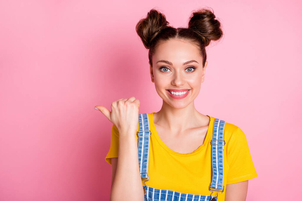 Close-up portrait of her she nice-looking attractive pretty lovely cheerful cheery brown-haired girl demonstrating ad new novelty way solution isolated over pink pastel color background - Foto, Imagen