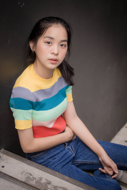 アジアタイティーンカラーTシャツ美しいです女の子笑顔とリラックス - 写真・画像