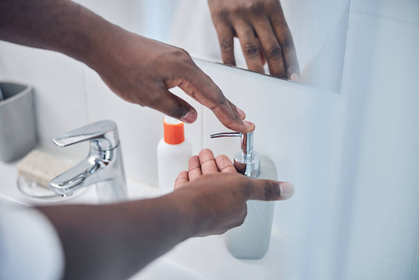 Фокусоване фото на темношкірому чоловіку, який перебуває у ванній кімнаті
 - Фото, зображення