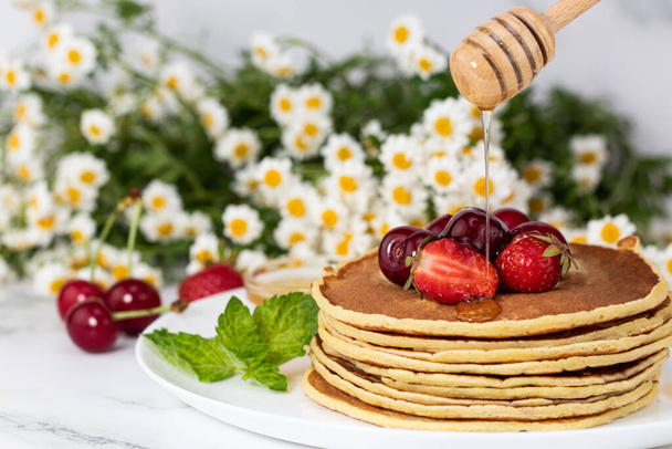 Homemade pancakes with fresh berry and honey. Summer breakfast. - Foto, immagini