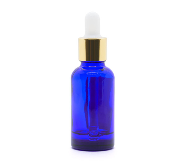 Beyaz zemin üzerinde mavi cam damlatan serum şişesi kozmetik ürün tasarımı için Mockup - Fotoğraf, Görsel