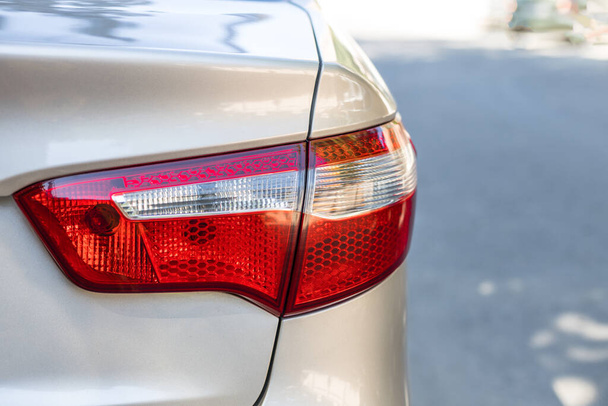 Close-up van de autokoplamp. Auto lichten waarschuwing drivers om voorzichtig te zijn - Foto, afbeelding