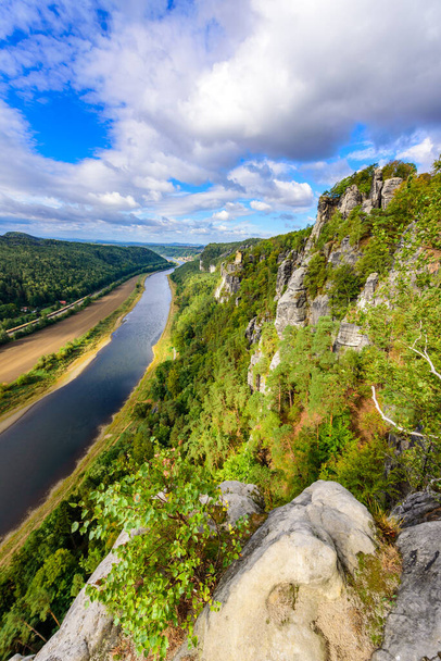 View from the bastei viewpoint of the Elbe river - beautiful landscape scenery of Sandstone mountains in Saxon Switzerland National Park, Germany - Foto, Imagen