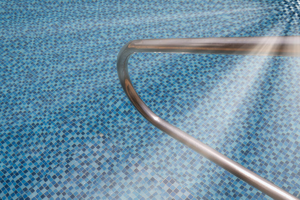 Pegue barras escada em uma piscina azul. - Foto, Imagem