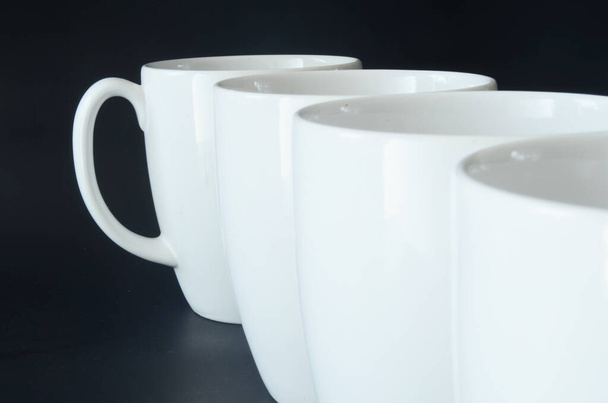 tasses à café blanches unies alignées sur un fond sombre, tasse à café, tasse blanche, tasse à café blanche - Photo, image