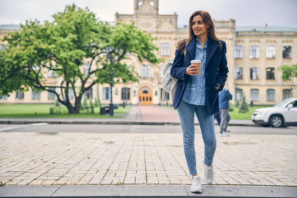 Красивая женщина в повседневной одежде рядом с университетом - Фото, изображение