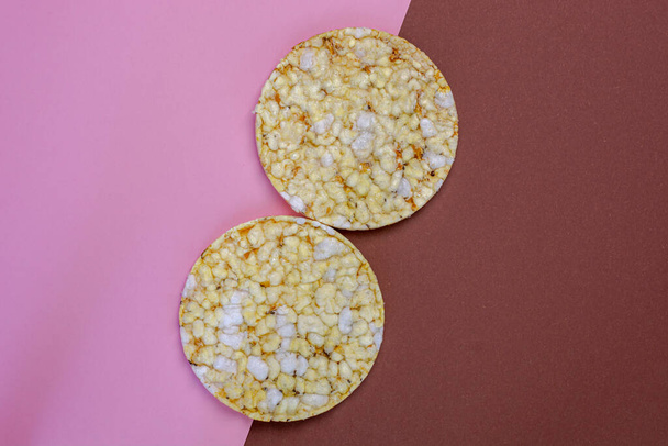 maíz y pasteles de arroz comida fitness en rosa y marrón espacio de copia de fondo primer plano - Foto, Imagen