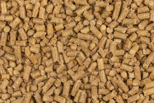 Pellets de madera marrón textura de fondo. pila natural de pellets de madera. biocombustibles orgánicos. Biocombustible alternativo del aserrín. La camada de gato. pila de pellets de madera comprimida. - Foto, Imagen