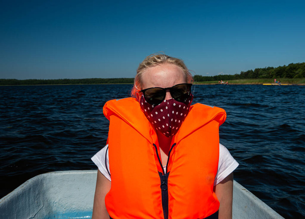 Žena v jezeře se záchrannými vestami a obličejovou maskou, Covid-19, koronavirus, voda - Fotografie, Obrázek