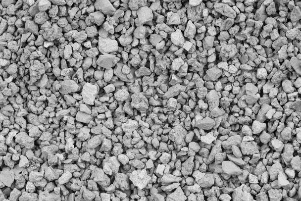 Γκρι υφή μικρού πετρώματος. μαύρο μικρό δρόμο πέτρινο φόντο. χαλίκι πέτρα απρόσκοπτη υφή. σκούρο φόντο από θρυμματισμένο χαλίκι γρανίτη, κοντινό. Πηλός συσσωμάτωσης - Φωτογραφία, εικόνα