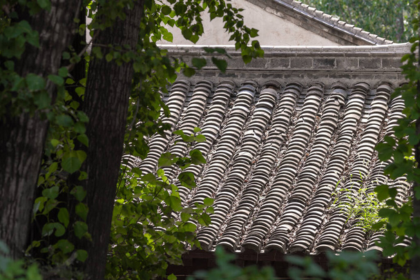 Hagyományos csempe tetők a kínai Garden House - Fotó, kép