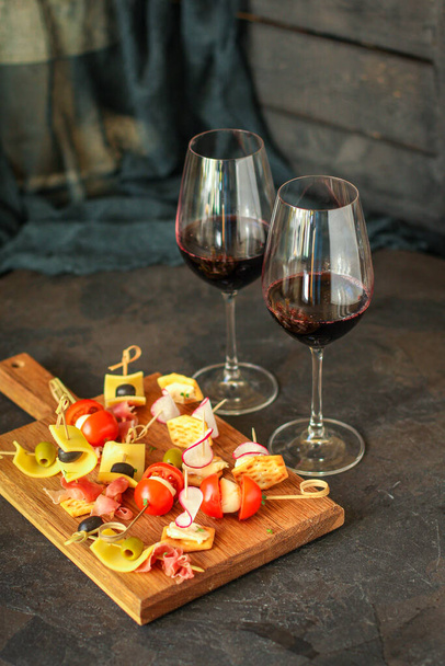 egy pohár bor és egy snack canapes sajttál szolgál méret természetes termék adag felső nézet hely szöveges másolási hely - Fotó, kép