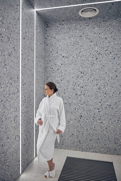 Mulher sonhadora de pé em um salão de spa - Foto, Imagem