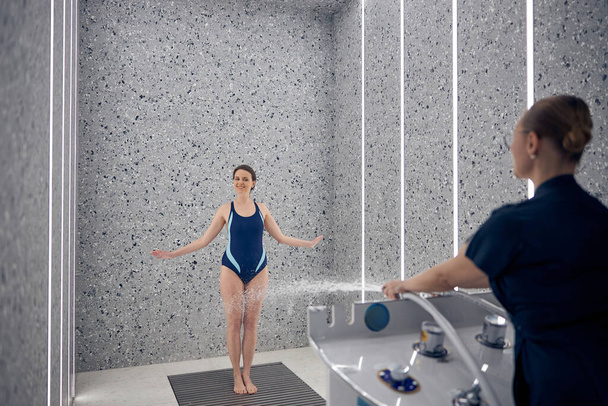 Радостная женщина получает силовой душ массаж - Фото, изображение